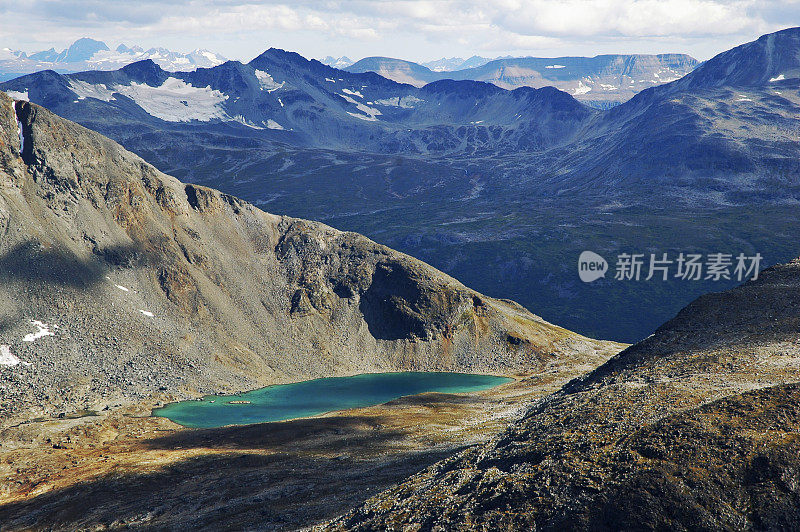 在阿拉斯加南部的一个湖和山脉的鸟瞰图