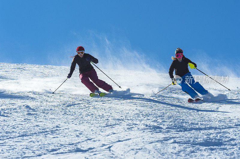 年轻女子练习双人障碍滑雪