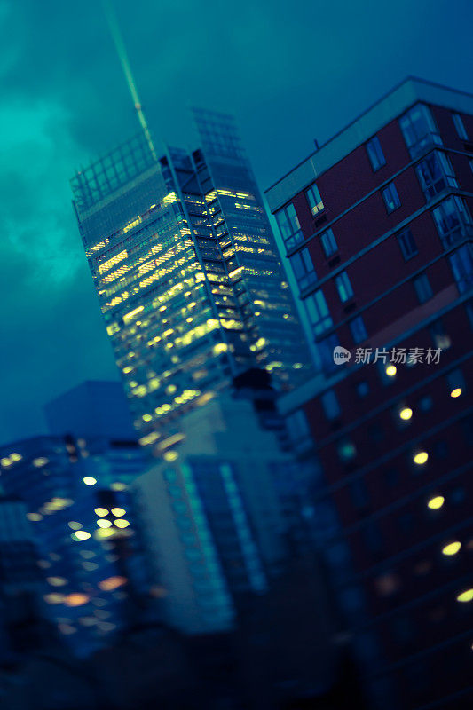 傍晚调焦的图像中曼哈顿，纽约市