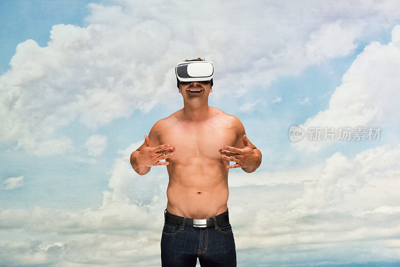 赤裸上身的肌肉男使用虚拟现实头盔