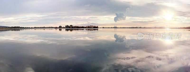 核电站的倒影在平静的水中。Piestany,斯洛伐克。