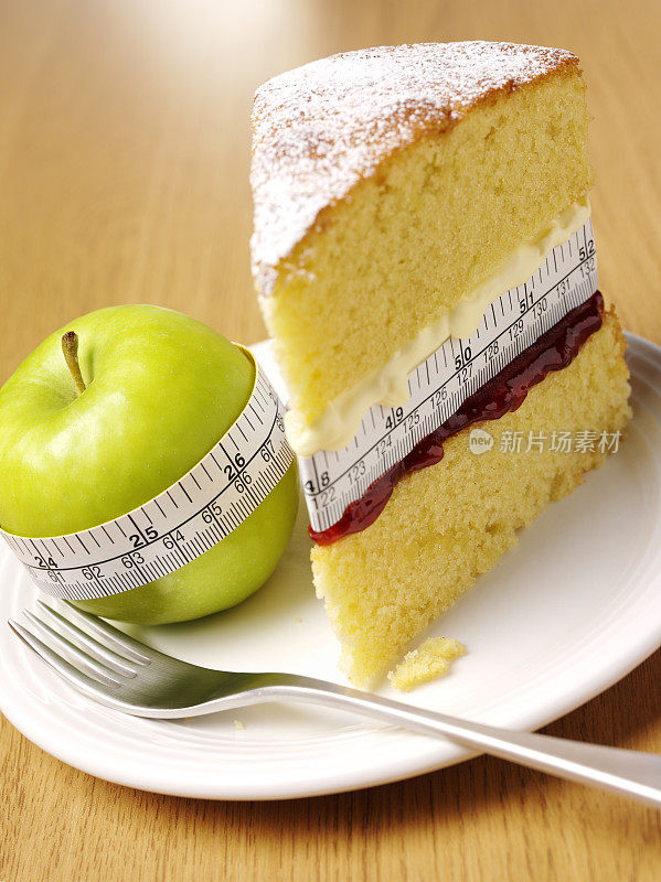 健康的绿苹果，海绵蛋糕中的卡路里