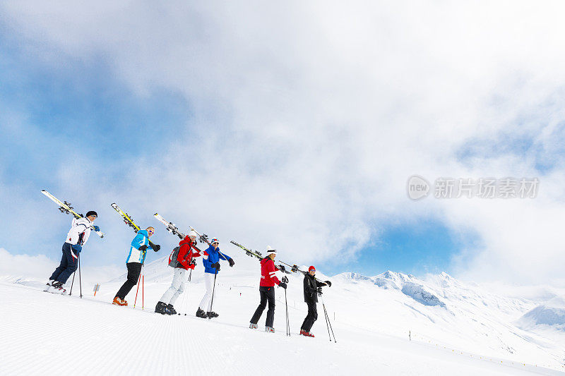 在山坡上滑雪