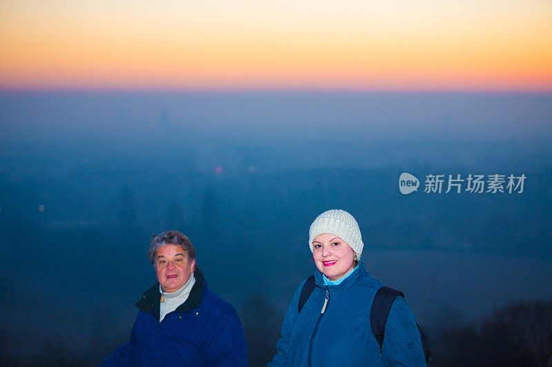 情侣姿势与美丽的日落背后