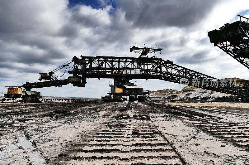 这是世界上最大的挖掘褐煤的斗轮挖掘机之一