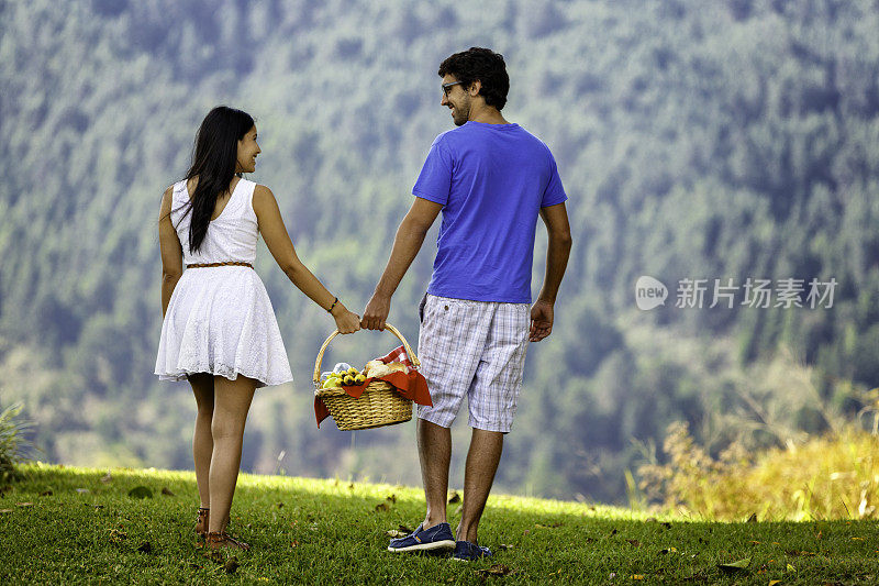 年轻的西班牙或拉丁夫妇在户外野餐
