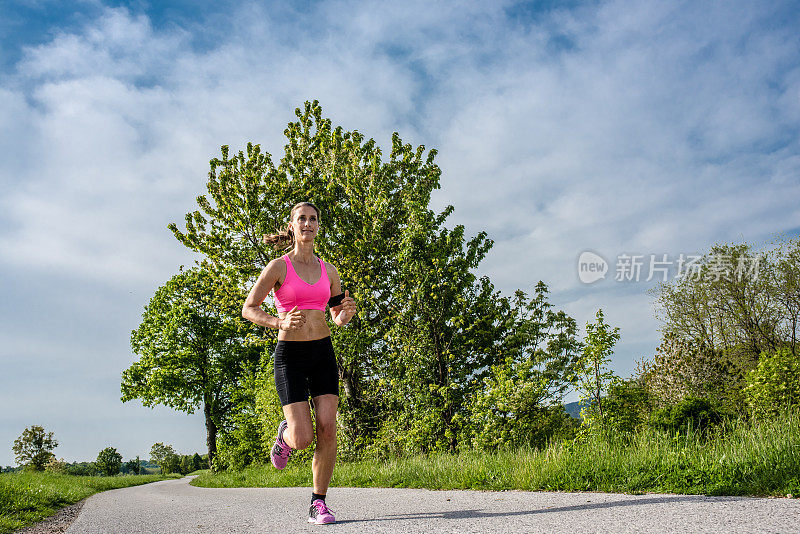 在公园慢跑的女人