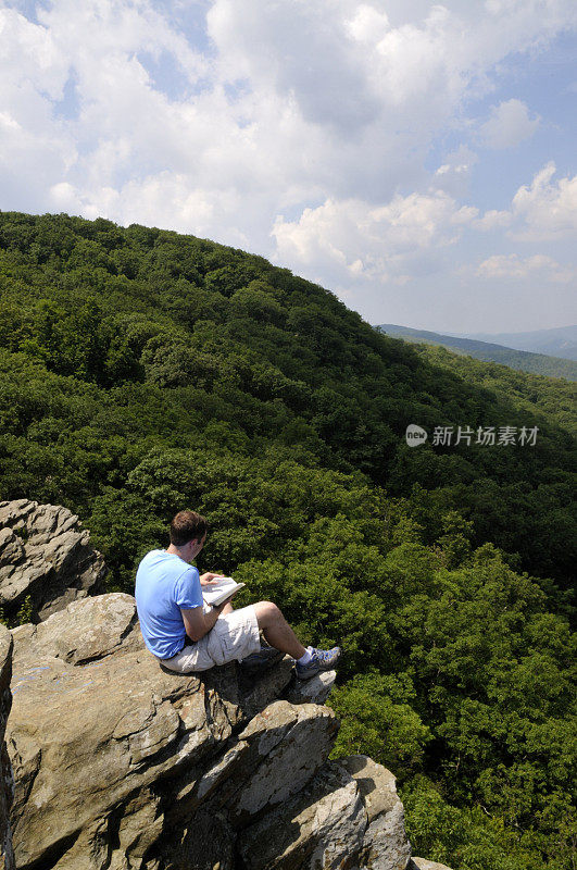 在山顶读圣经