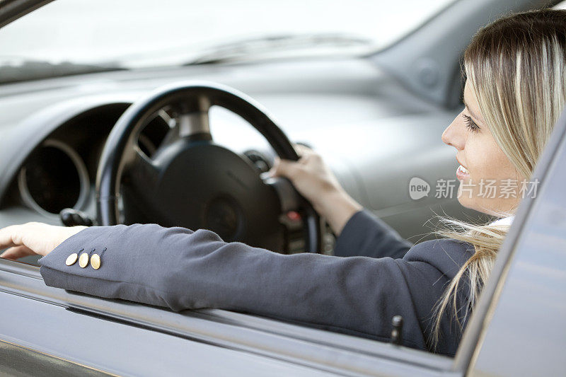 女人驾驶汽车