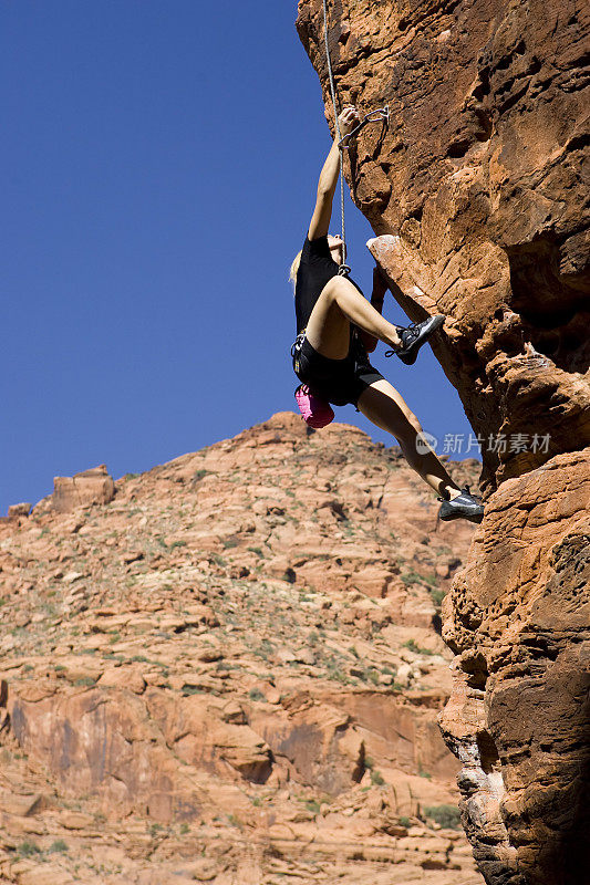 岩石Climbing-Girl登山者