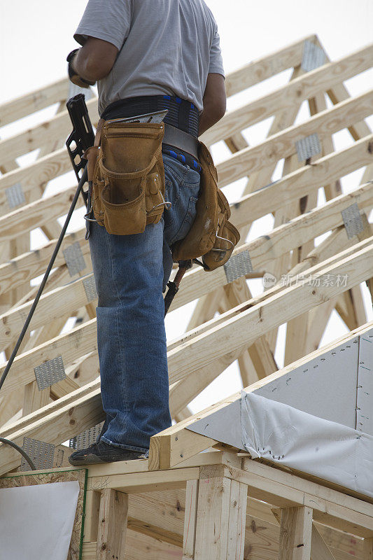 建筑工人正在搭建屋顶框架