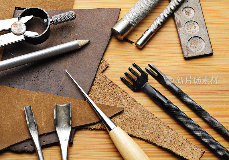 皮革工艺设备放在木桌上