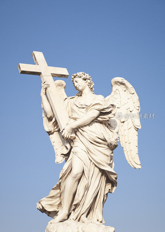 在罗马，天使手持十字架雕像