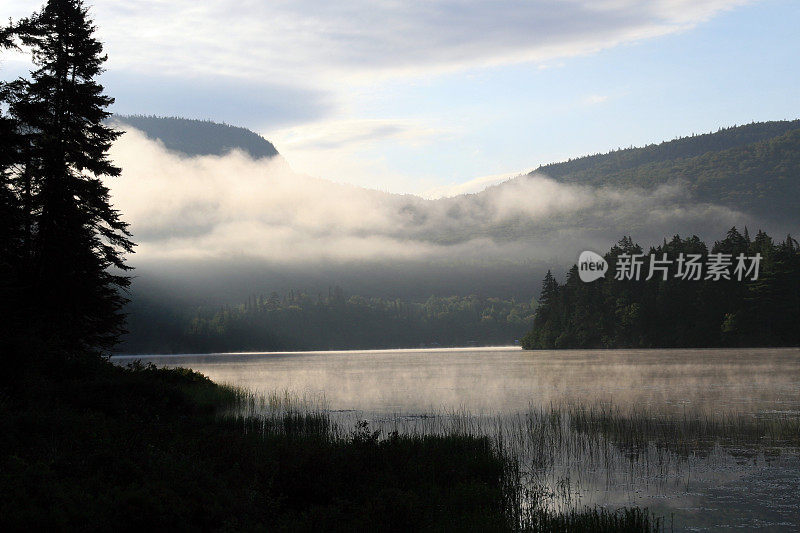 夏天日出时湖上的晨雾