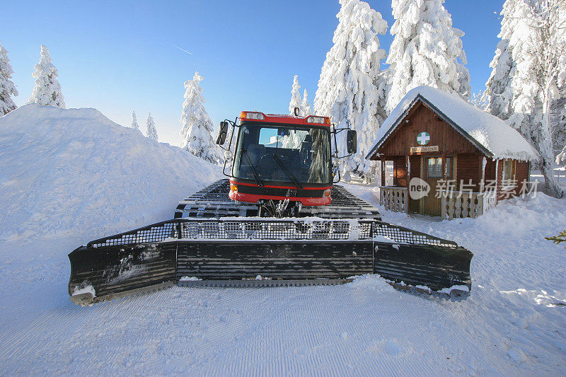 在斯洛文尼亚罗格拉滑雪坡道上行驶的雪车....