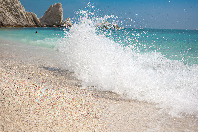 海浪在美丽的海滩上溅起水花