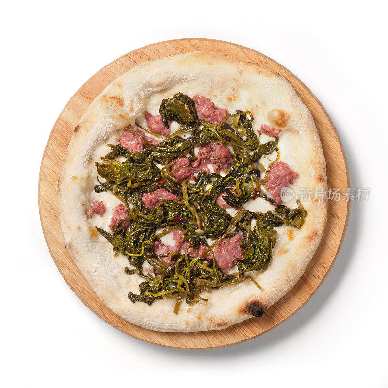 意大利披萨配rapini和香肠，白色背景，从上往下看