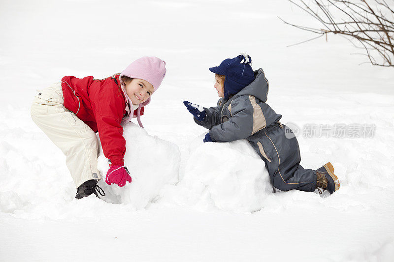 孩子们在雪