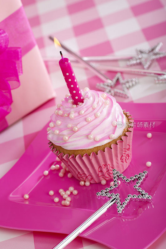 粉色的生日蛋糕