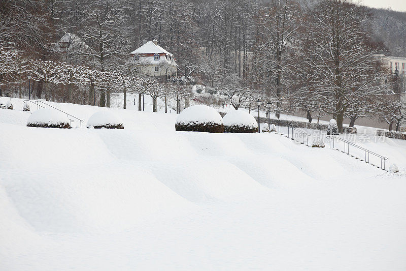 冬天白雪皑皑的楼梯公园别墅德