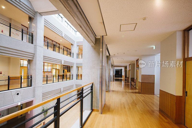 日本的高中。走廊和教室，当代建筑，日本