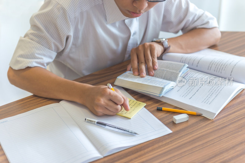 每一个学生都被鼓励读书和自学