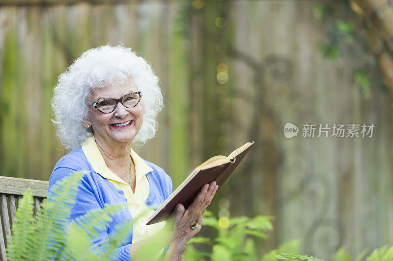 白发苍苍的老妇人正在看书