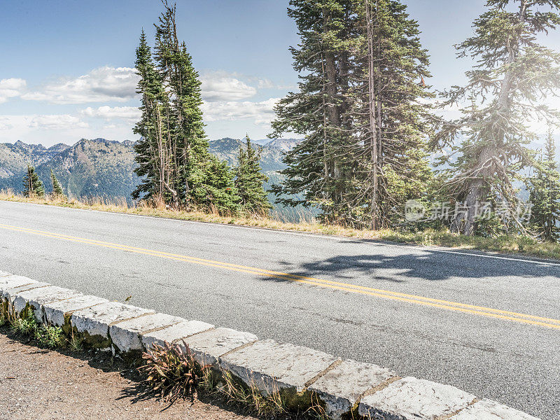 通往雷尼尔山的蜿蜒道路