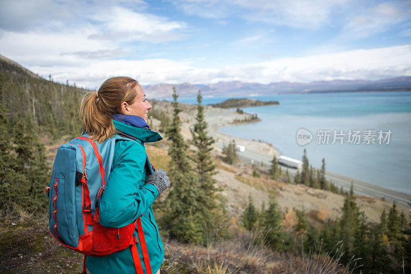 徒步旅行的女人停下来俯瞰风景