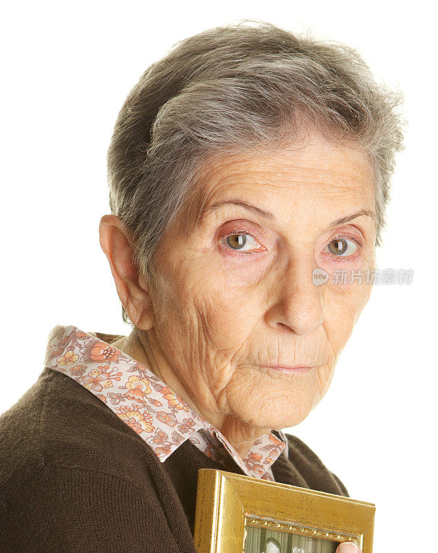 老妇人拿着相框里的孤独表情