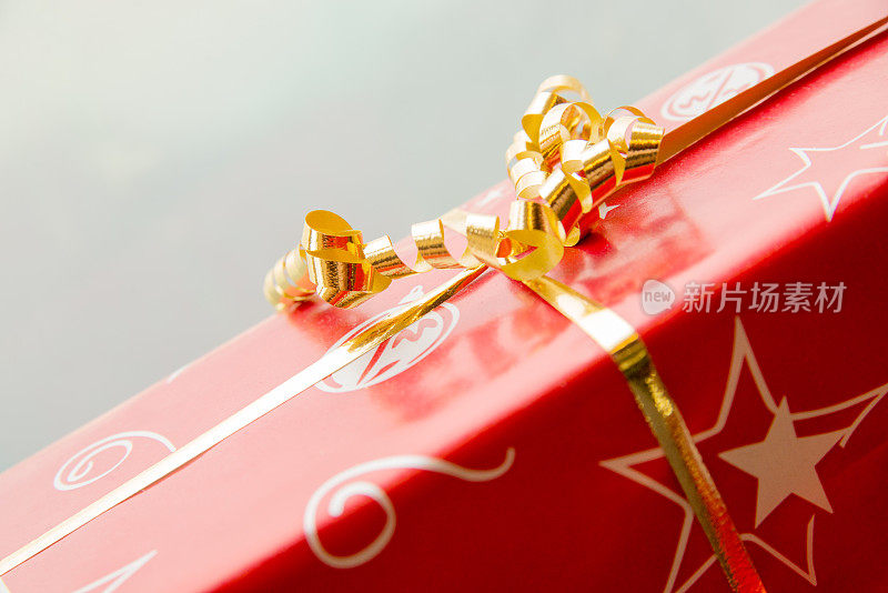 圣诞礼物红盒子的特写与节日装饰