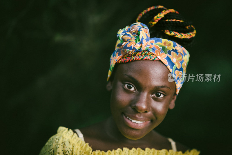 非洲巴西年轻女子肖像与非洲编织围巾