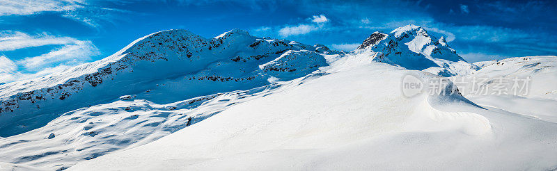 阿尔卑斯皑皑白雪皑皑的冬季山峰全景，瑞士福尔霍恩