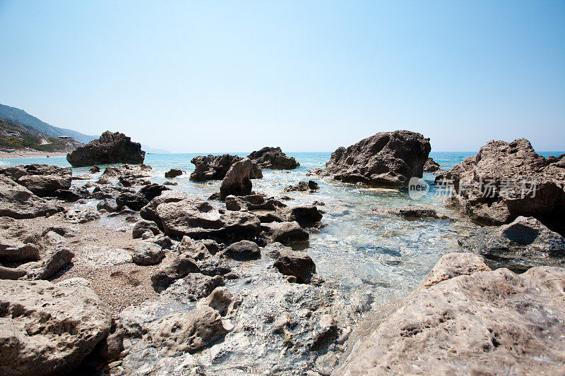 海滩和海边的岩石