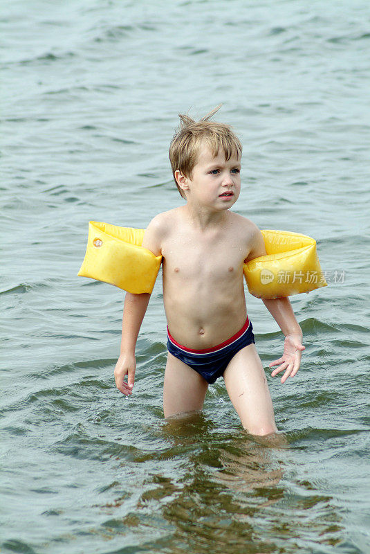 男孩在荷兰湖里瑟瑟发抖