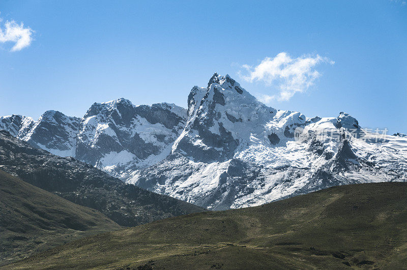秘鲁瓦拉兹上方的布兰卡山脉的山峰