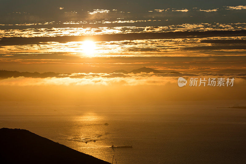 旧金山日出和低雾