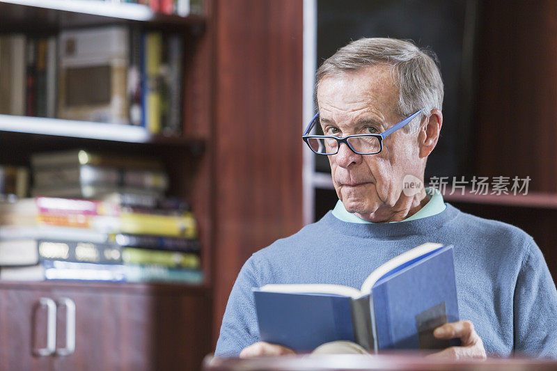 老人看书，看着眼镜
