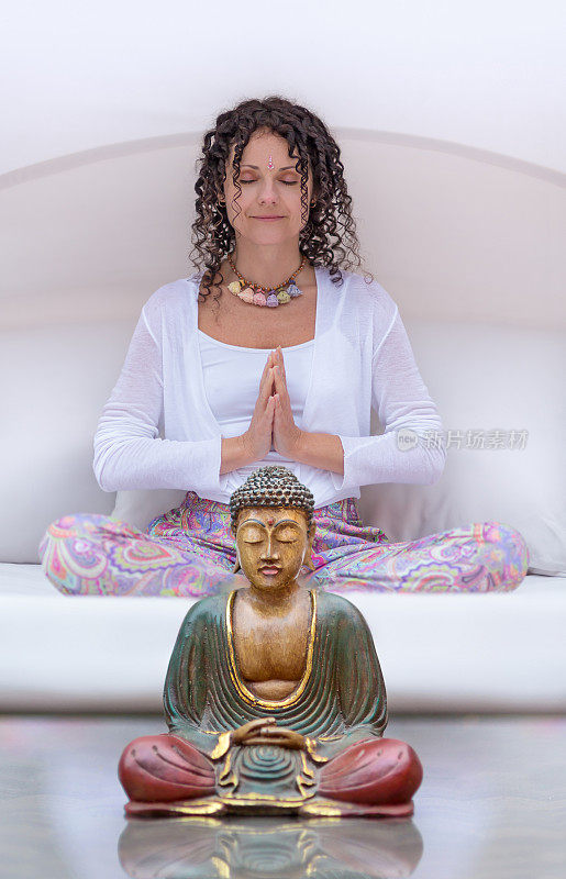 瑜伽概念女人冥想莲花姿势与佛陀