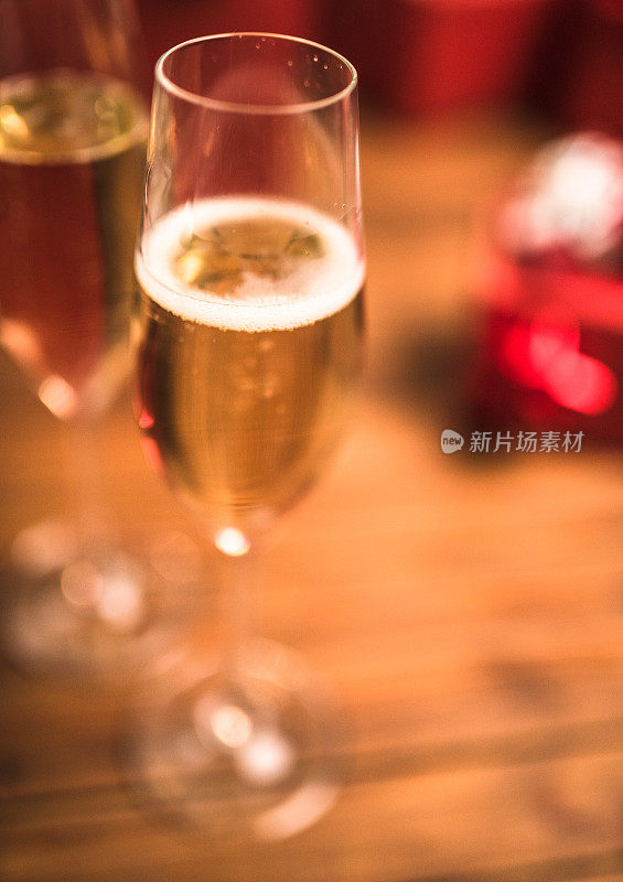 香槟酒杯庆祝新年