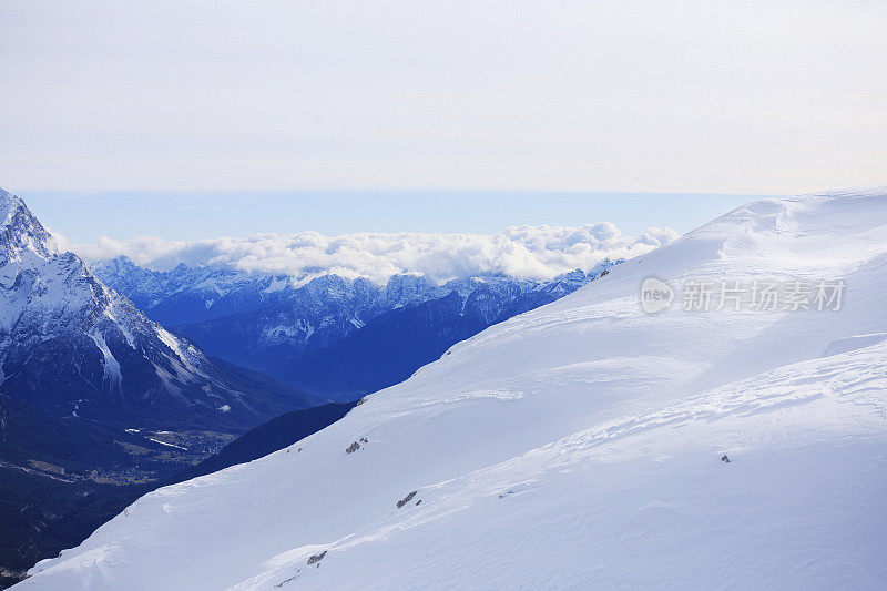 冬季全景阿尔卑斯山脉雪景科尔蒂纳丹佩佐意大利