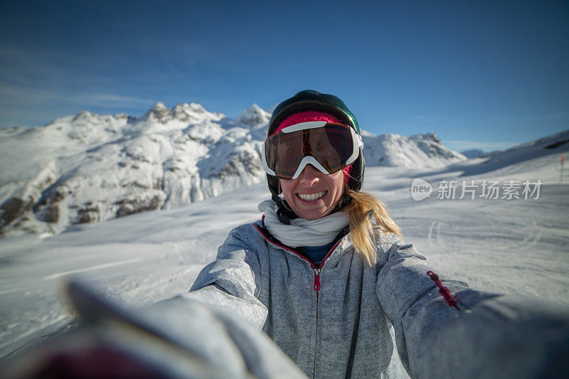 一名女子在滑雪坡上自拍――瑞士