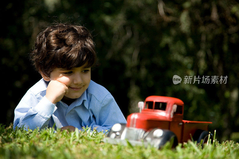 小男孩和玩具车