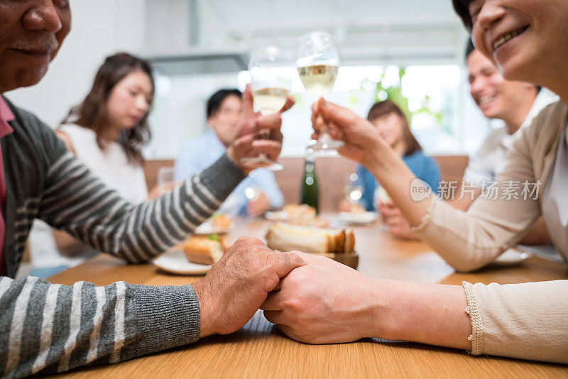 一对老年夫妇和家人一起庆祝一个特殊的日子