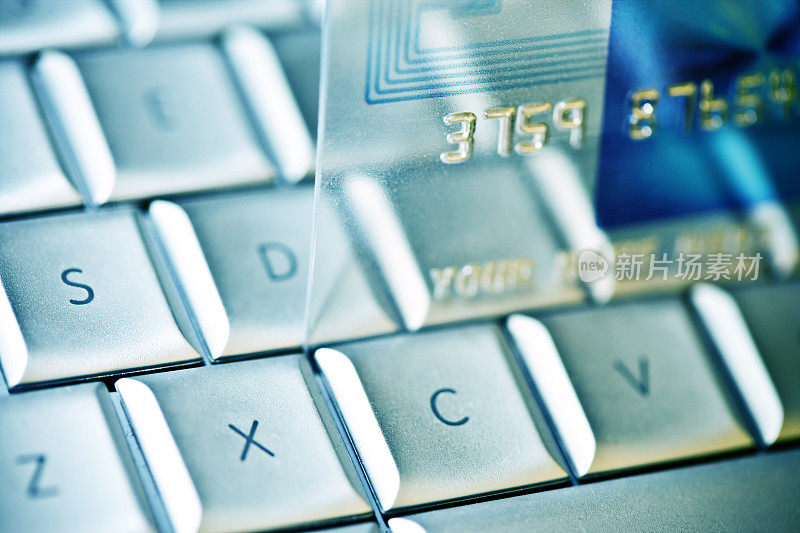 网上购物的信用卡在键盘上