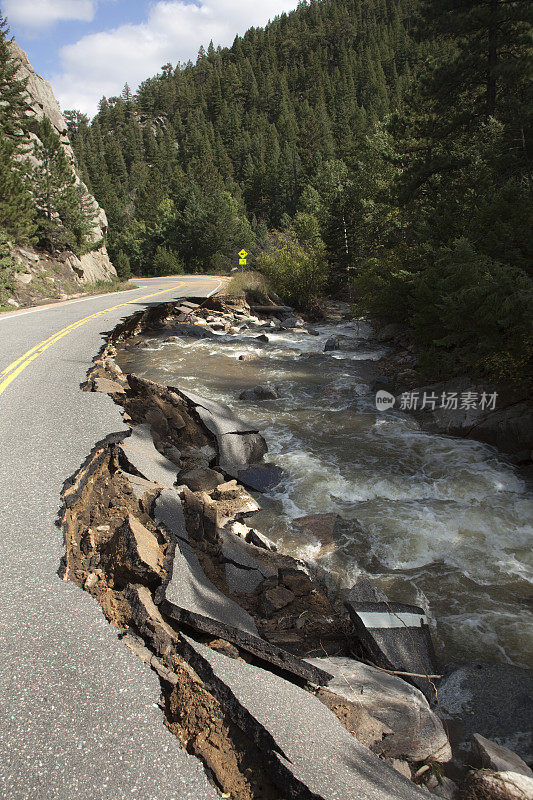 科罗拉多州博尔德市左溪洪水造成道路破坏