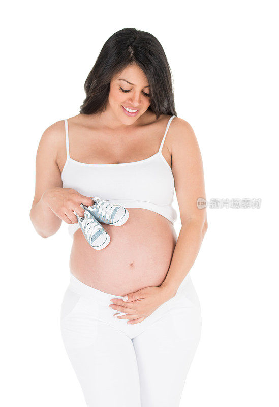 肚子上挂着婴儿袜的孕妇