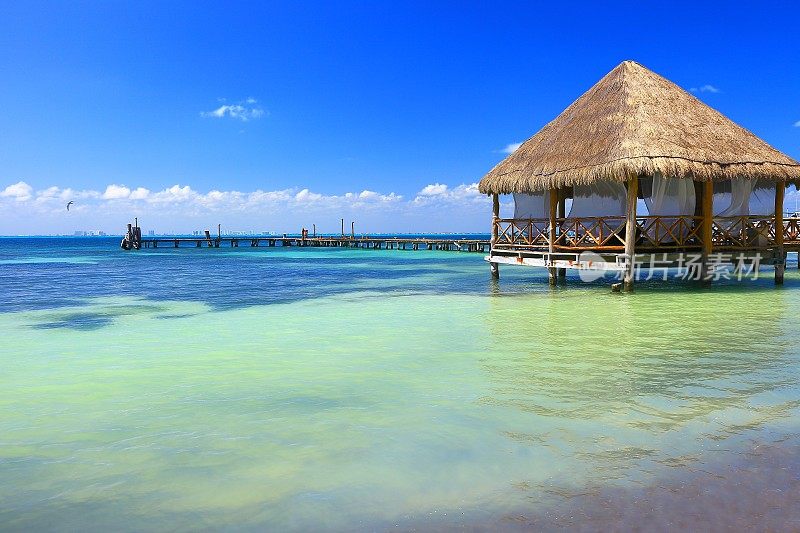 放松:海滩帕拉帕茅草屋顶-坎昆，加勒比热带天堂
