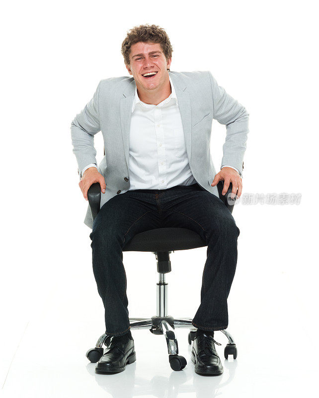 微笑着潇洒随意的男人坐在椅子上