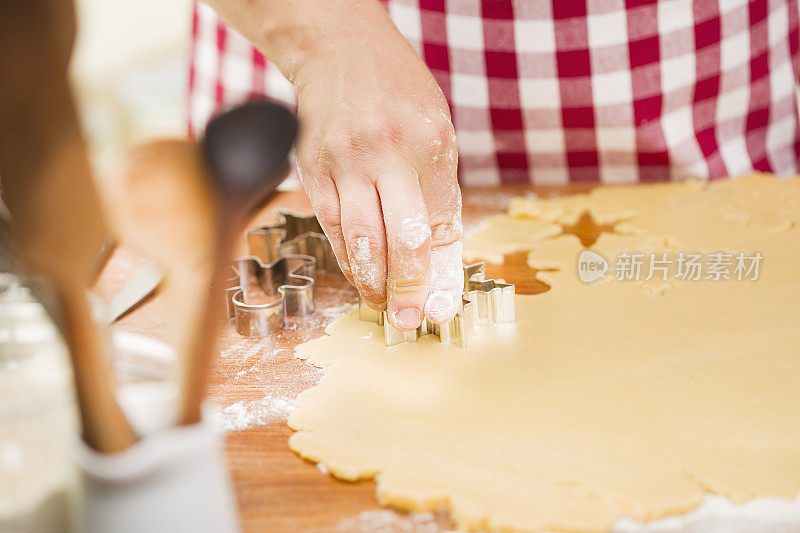 为节日准备圣诞饼干